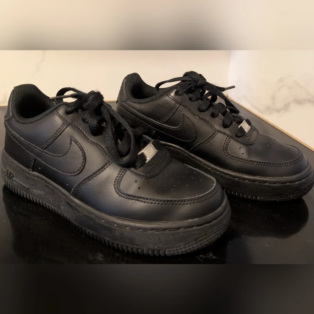 Nike Kids' Air Force 1 07 (GS) Triple Black Sneakers Size 3.5Y MSRP $90